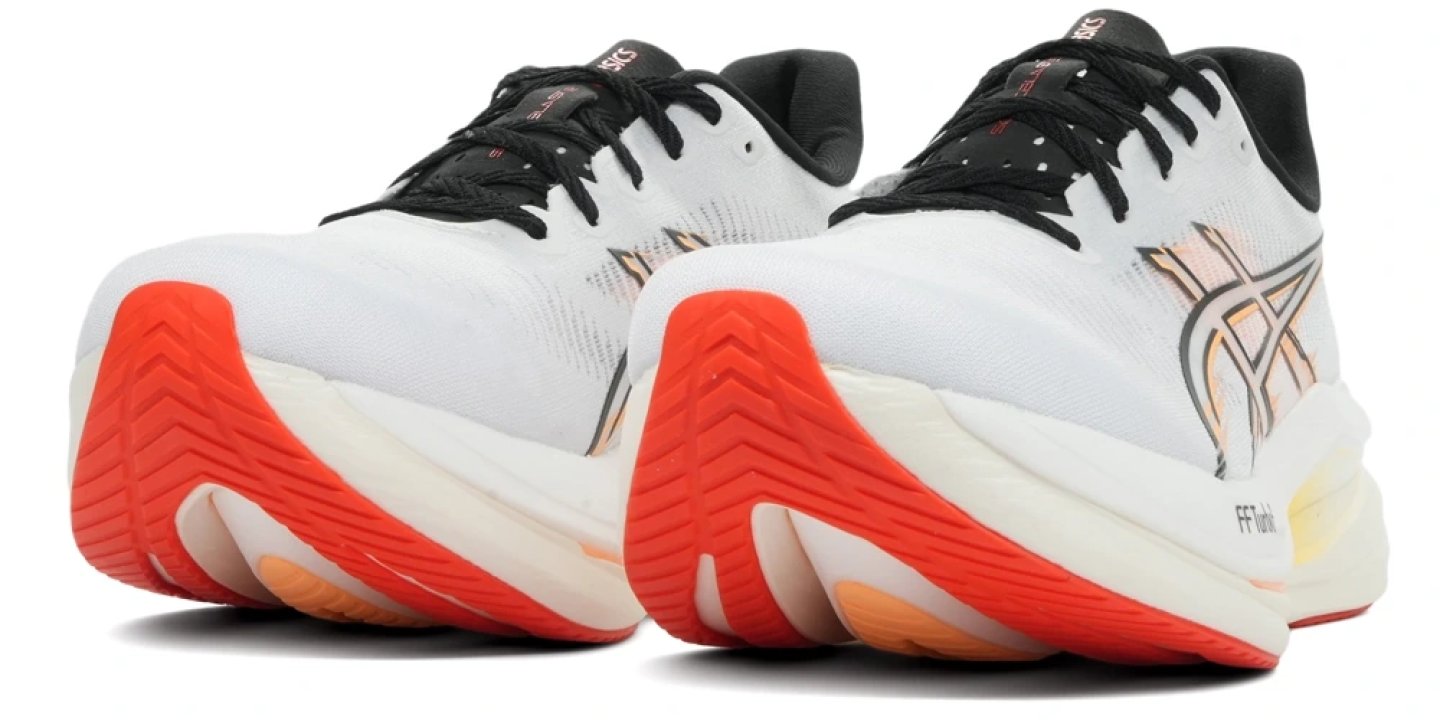 ASICS Sonic Blast 2 Ignite Plaat running shoes in white with red outsole, black tongue and FF Turbo midsole, rear studio view